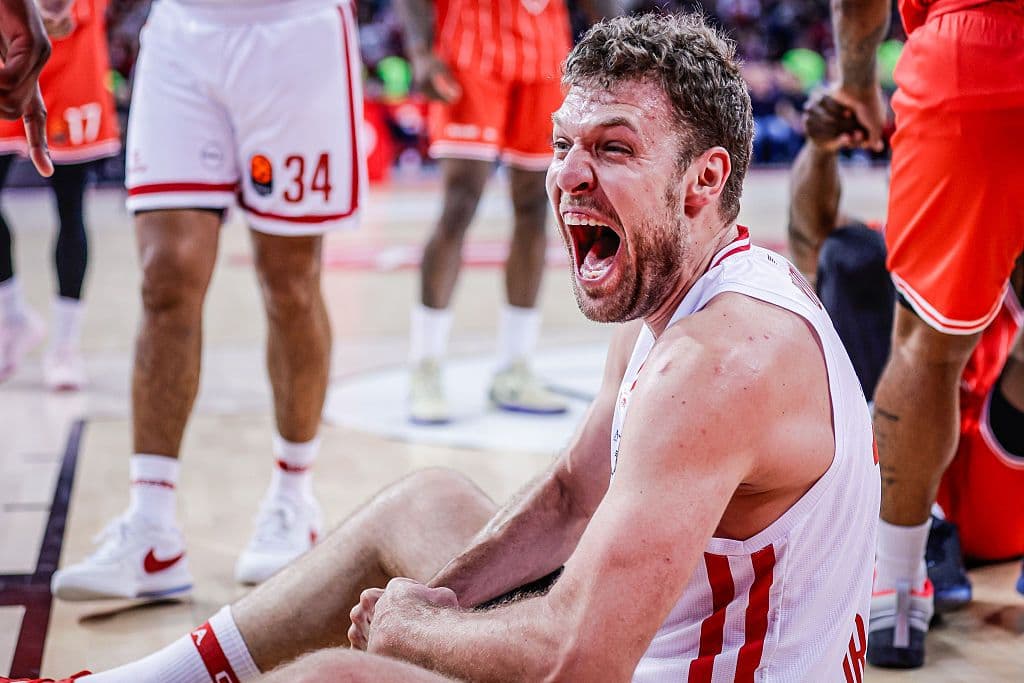 Олимпиакос и Везенков с победа срещу Апоел пред 11 000 в "Арена София"