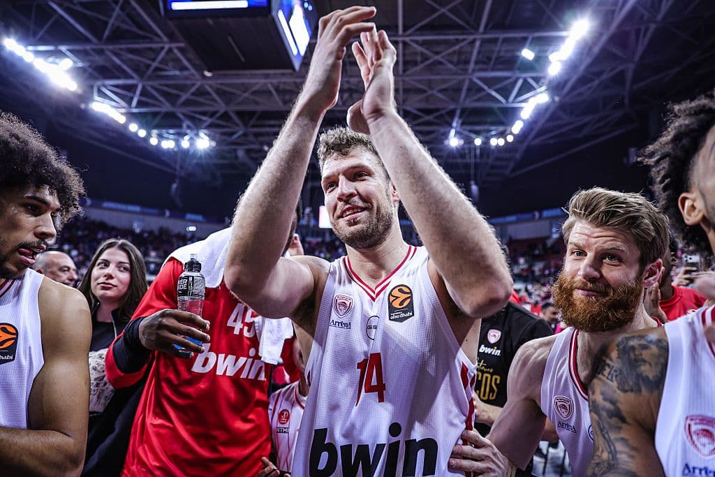 Везенков изведе Олимпиакос до върха в Евролигата