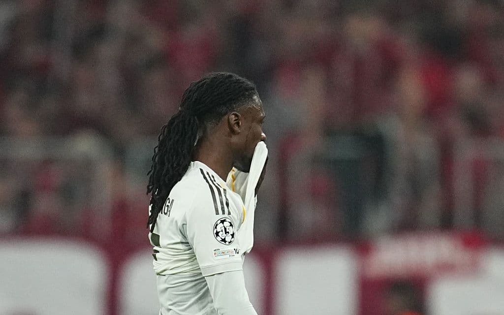 Камавинга се извини след червения картон