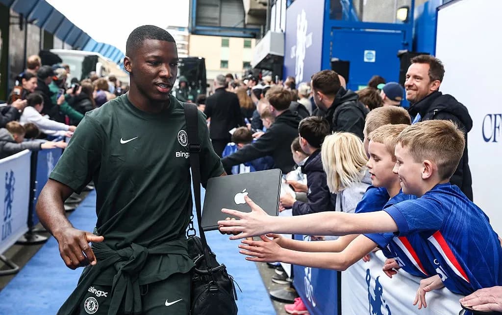 Кайседо подписва нов договор