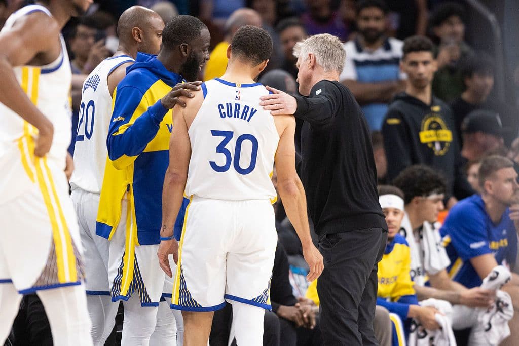 Уориърс отпаднаха след загуба в плей-ин турнира.