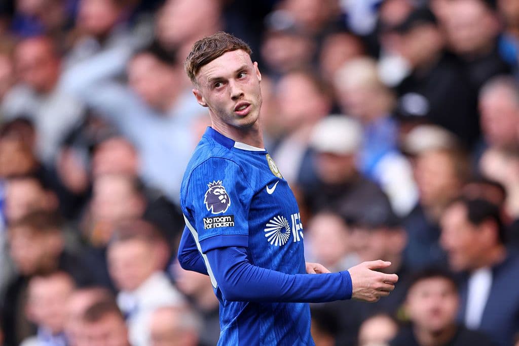 Коул Палмър остава в Челси