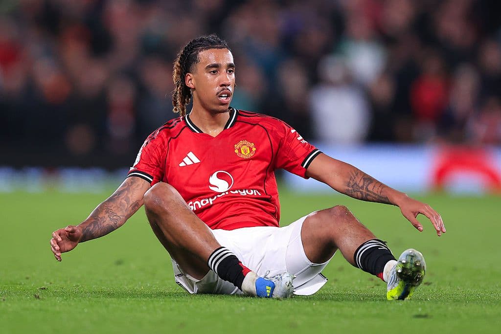 Йоро аут, Юнайтед с криза в защита преди Челси