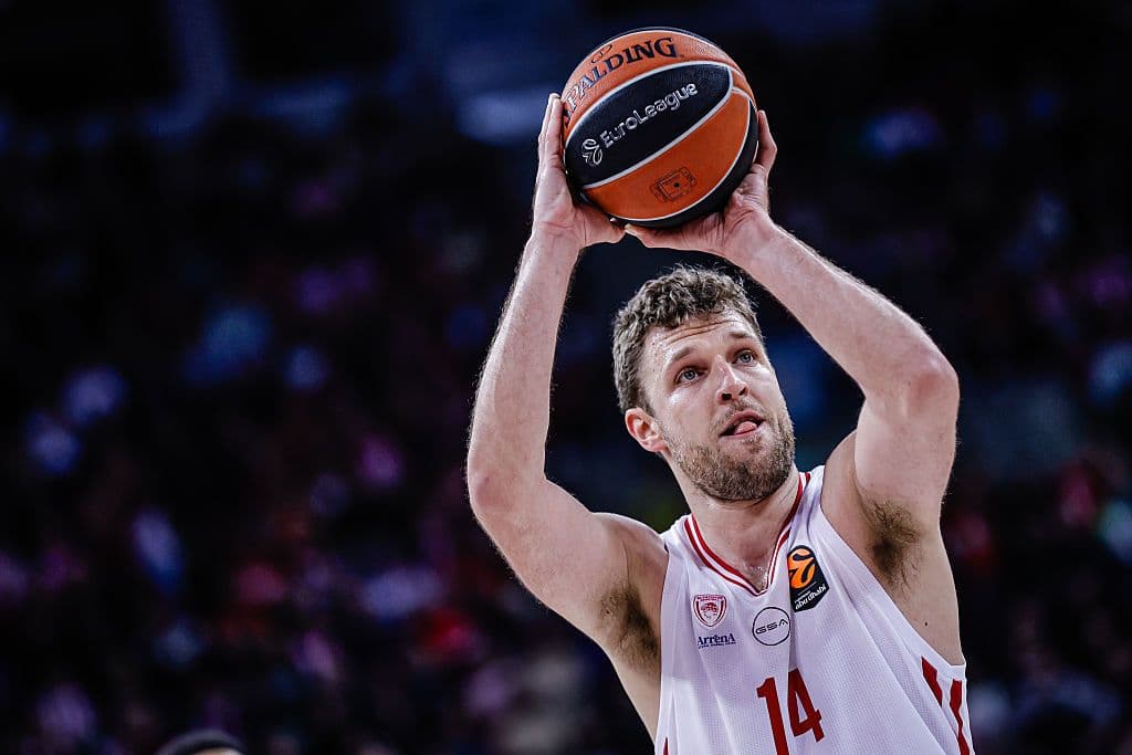 Олимпиакос и Везенков победиха Арис