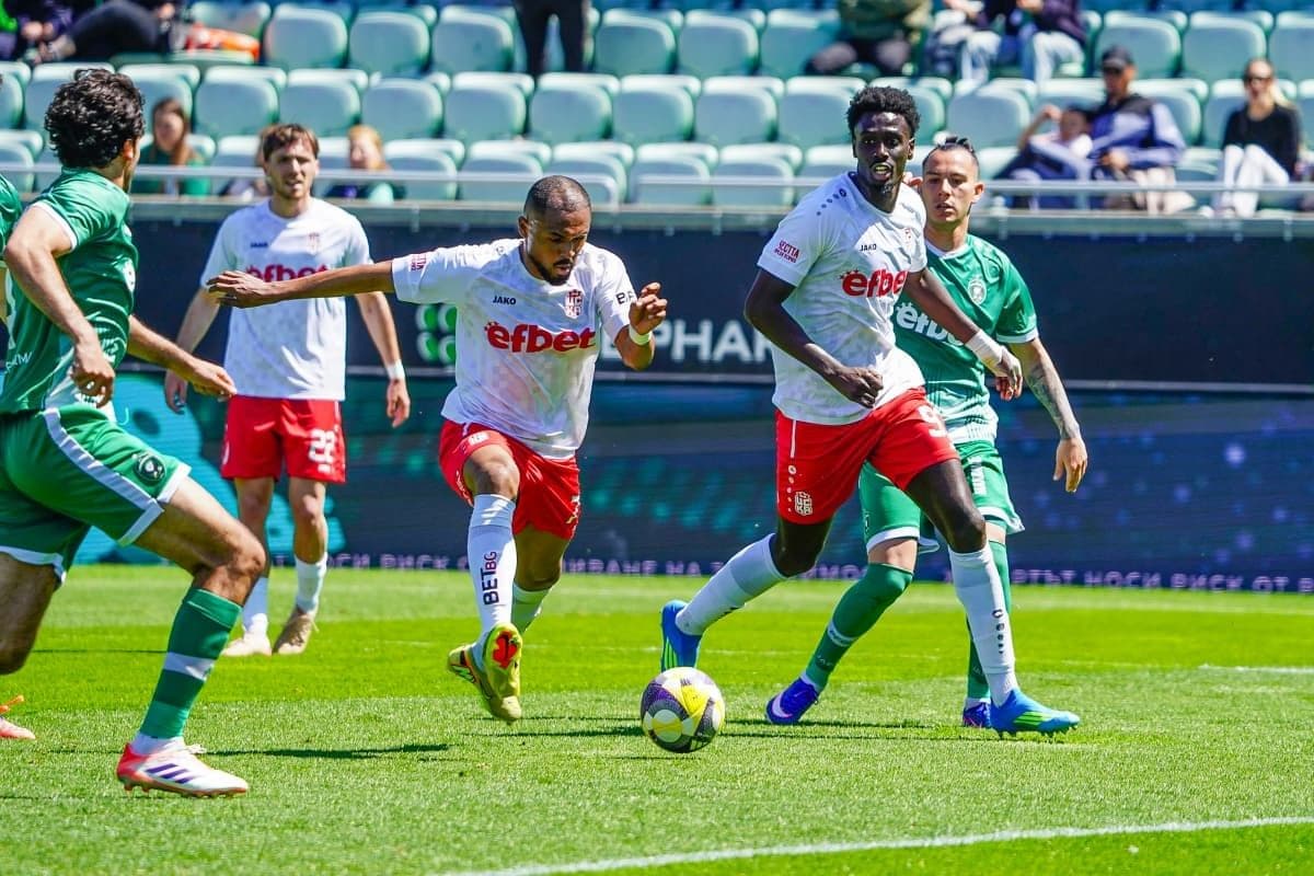 Лудогорец се отдалечи от първото място