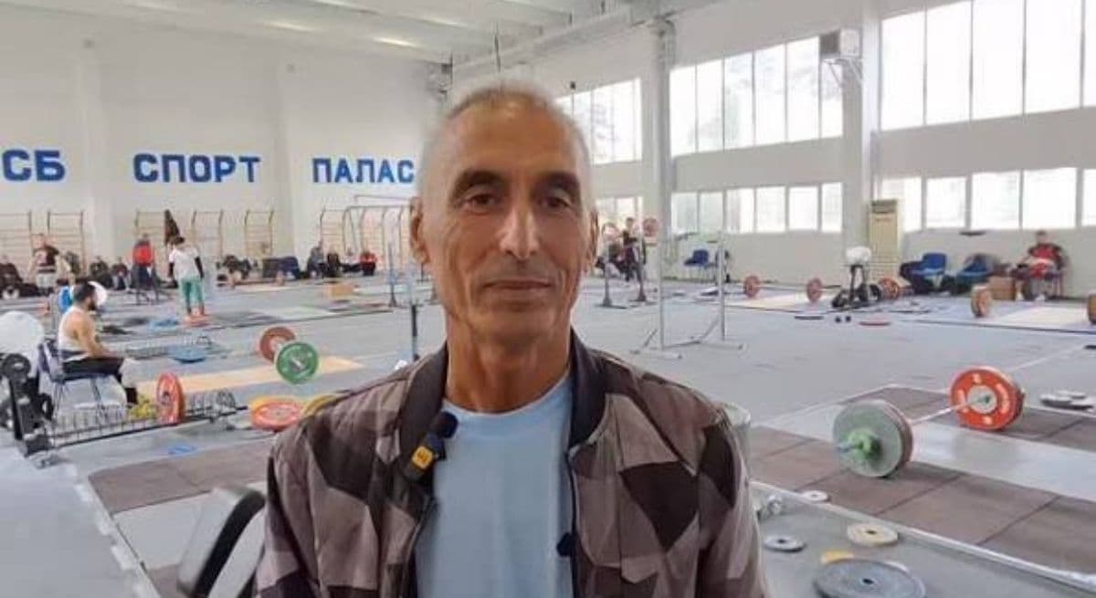 Асен Златев поема щангите
